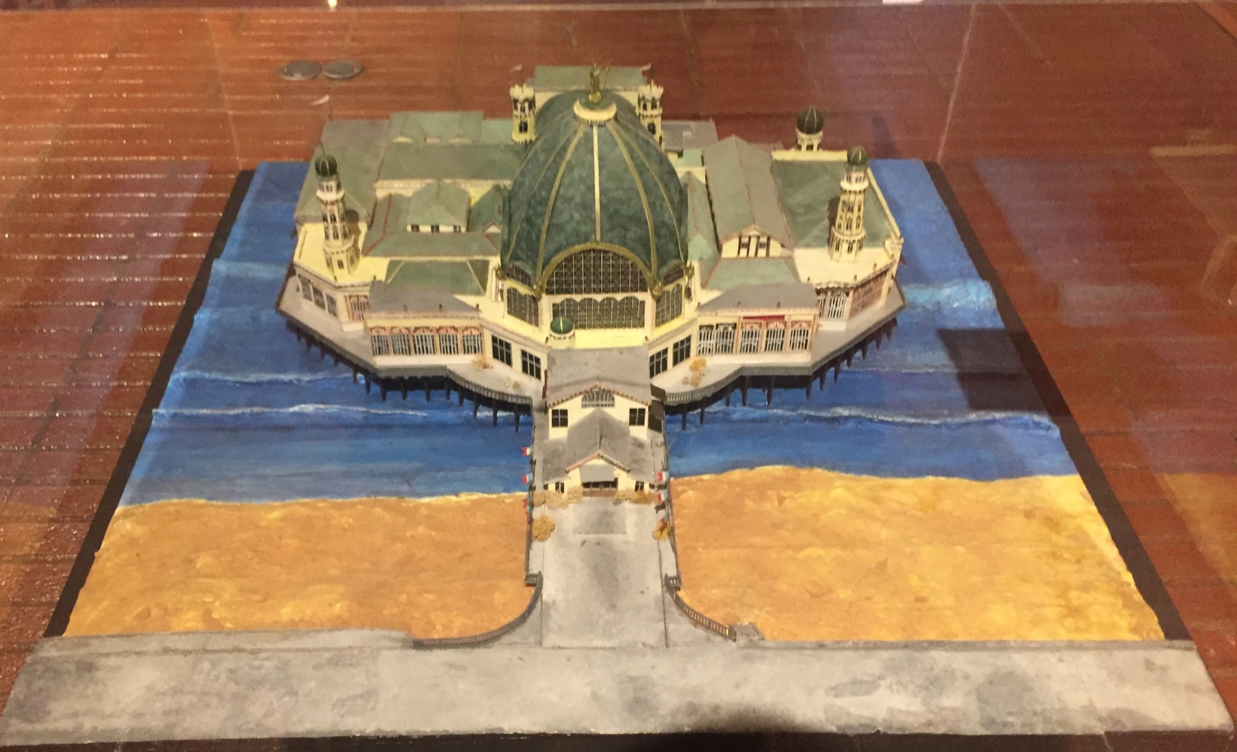 Visite de l'exposition sur le casino de la Jetée