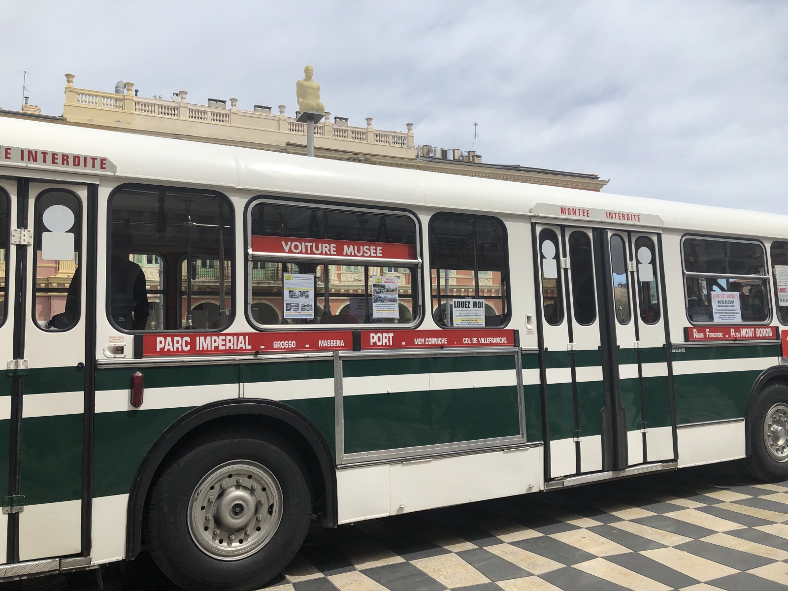 Exposition d'un ancien bus niçois sur la place Masséna