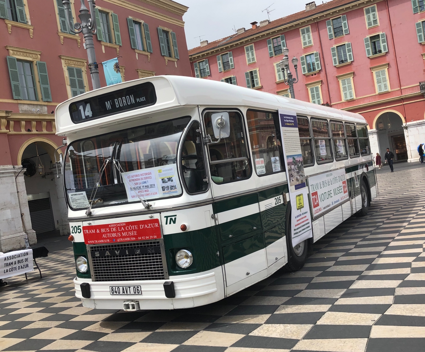 Exposition d'un ancien bus niçois sur la place Masséna