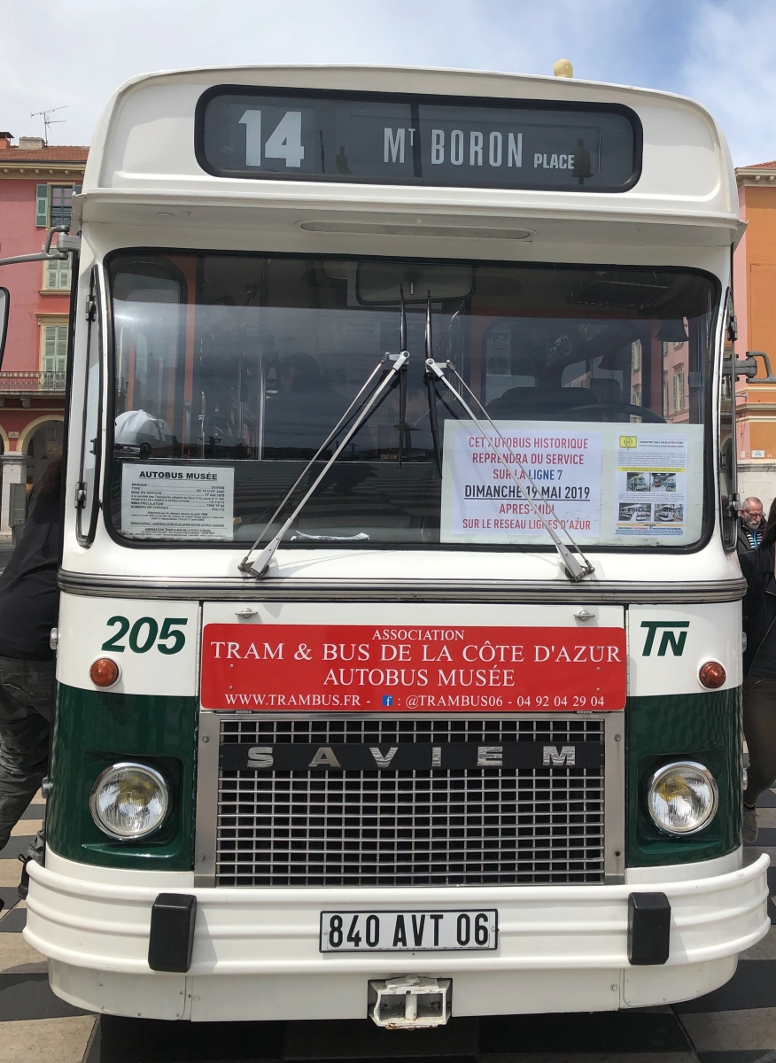 Exposition d'un ancien bus niçois sur la place Masséna