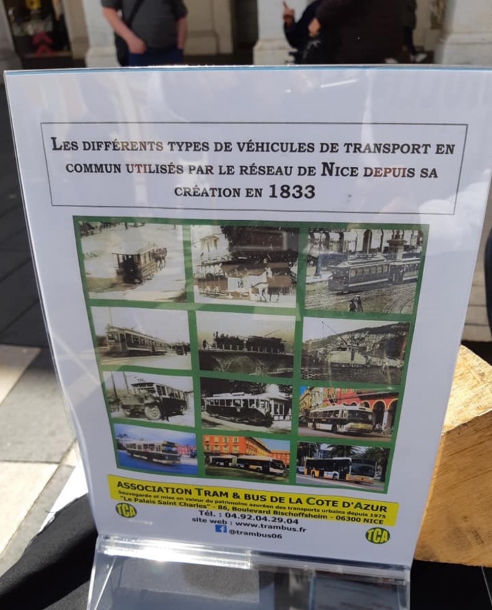 Exposition d'un ancien bus niçois sur la place Masséna