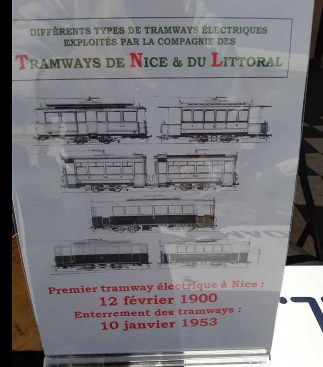 Exposition d'un ancien bus niçois sur la place Masséna