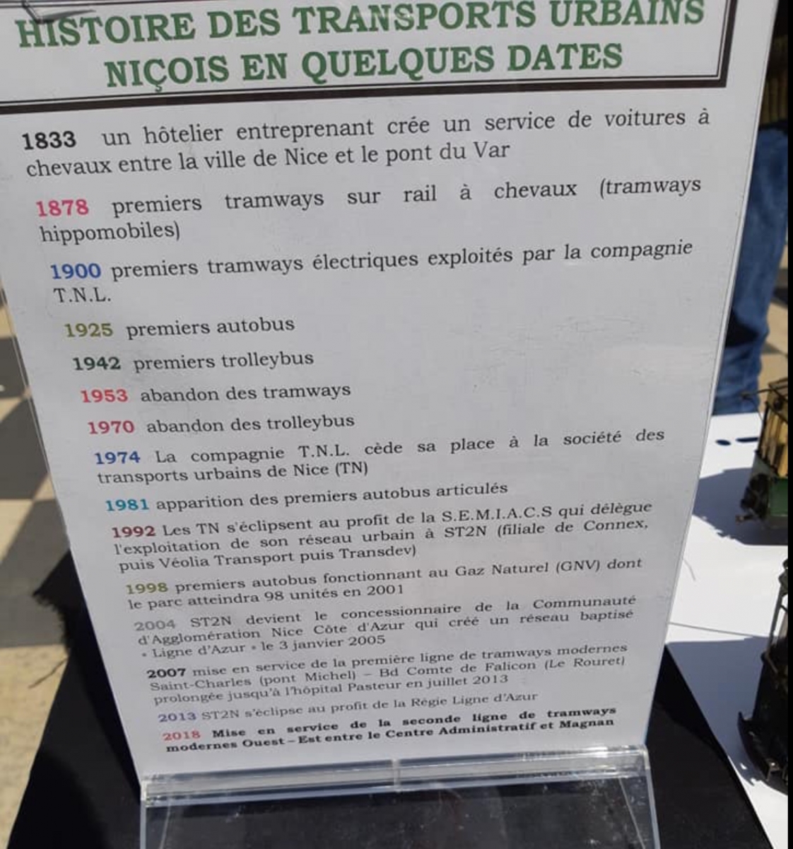 Exposition d'un ancien bus niçois sur la place Masséna