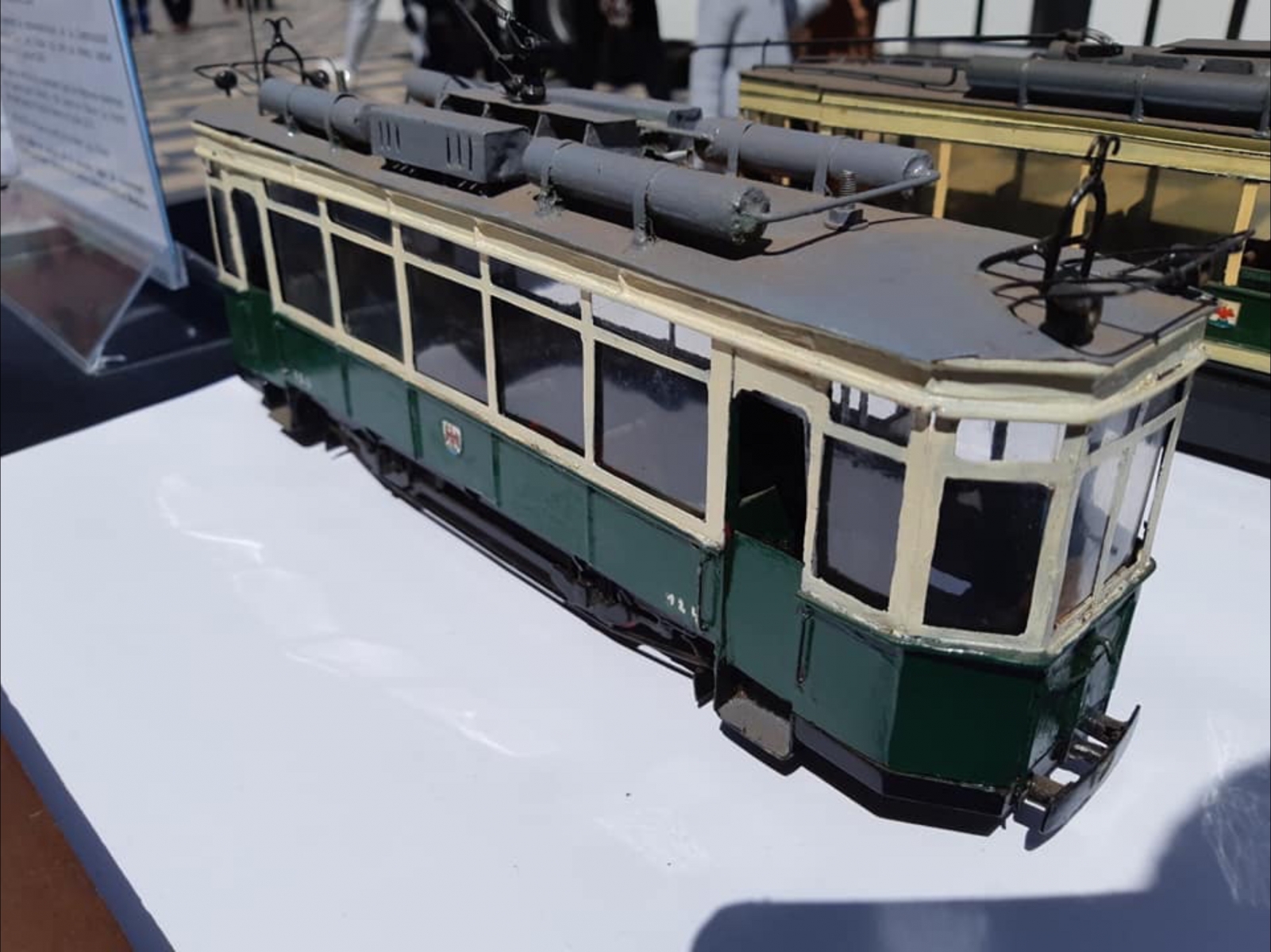 Exposition d'un ancien bus niçois sur la place Masséna