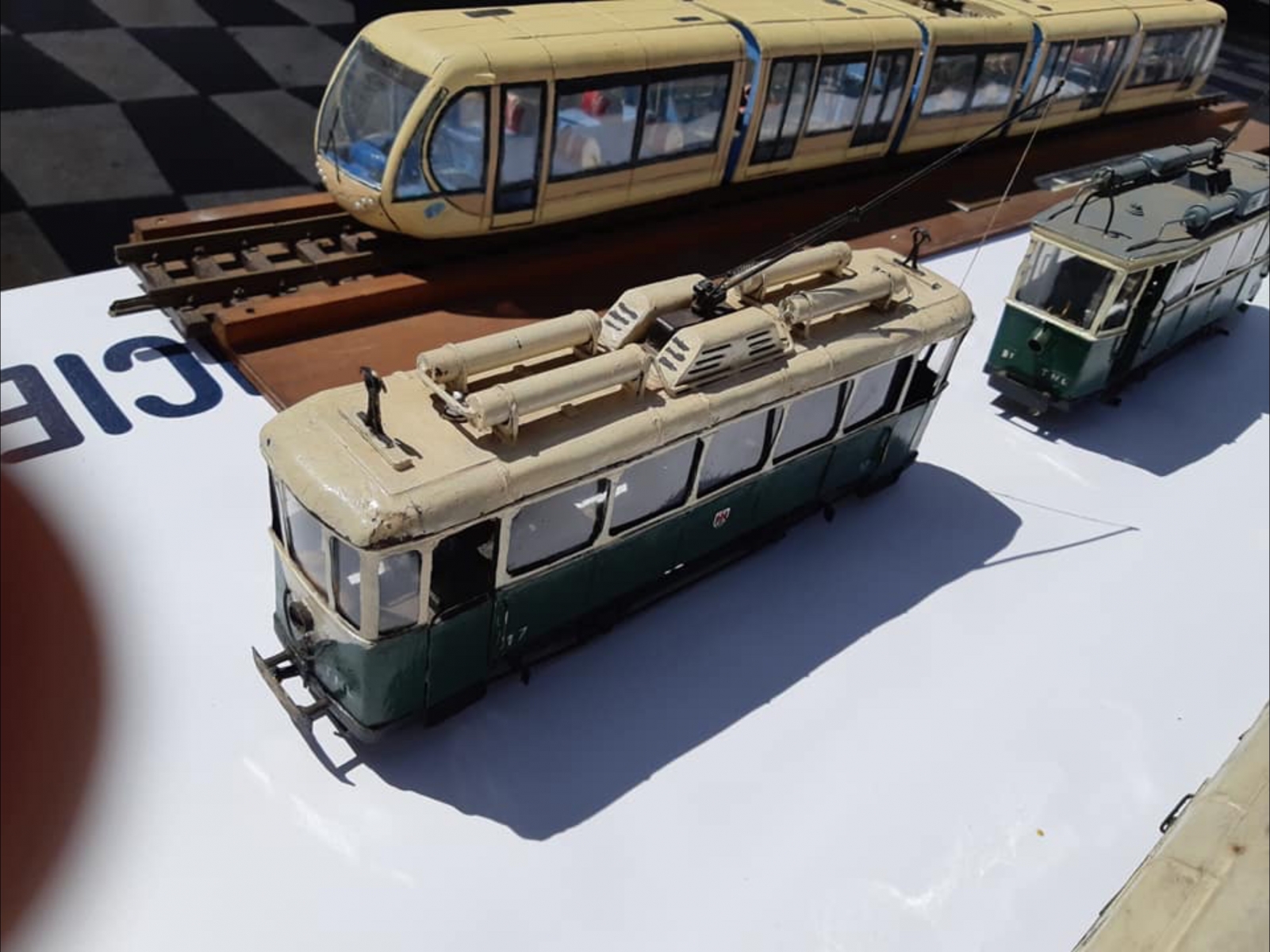 Exposition d'un ancien bus niçois sur la place Masséna