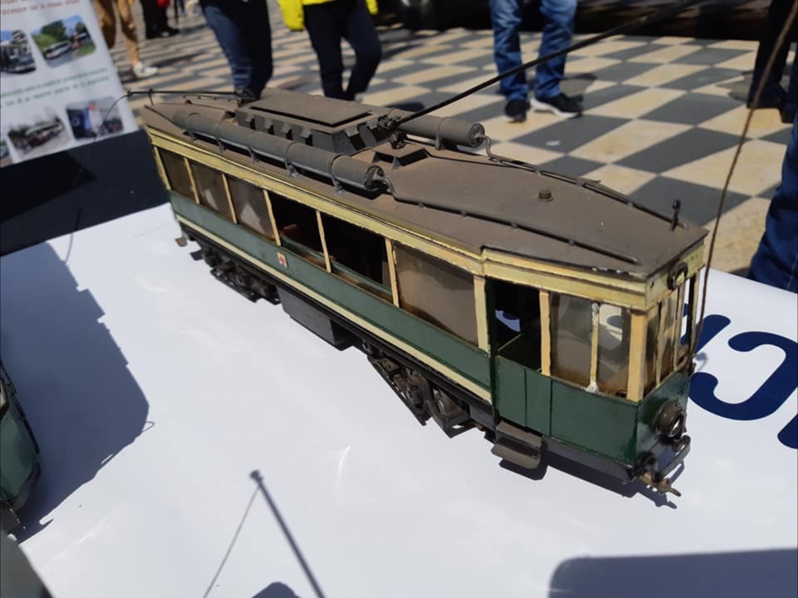 Exposition d'un ancien bus niçois sur la place Masséna