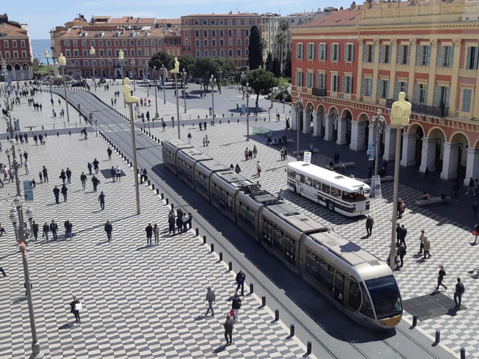 Exposition d'un ancien bus niçois sur la place Masséna