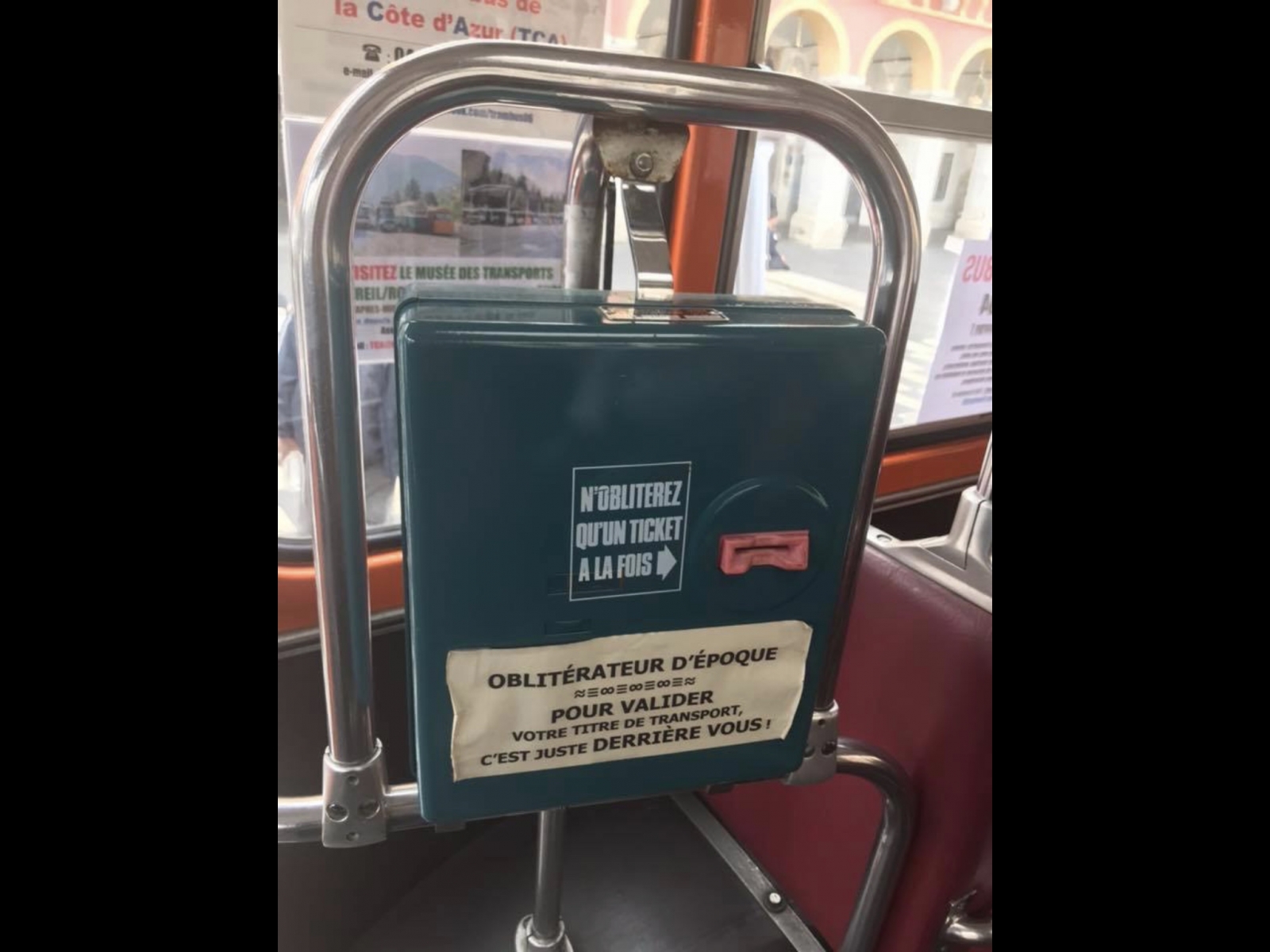 Exposition d'un ancien bus niçois sur la place Masséna