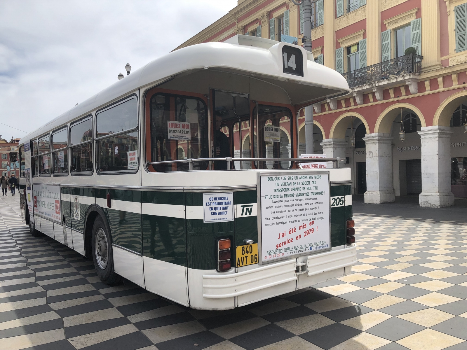 Exposition d'un ancien bus niçois sur la place Masséna