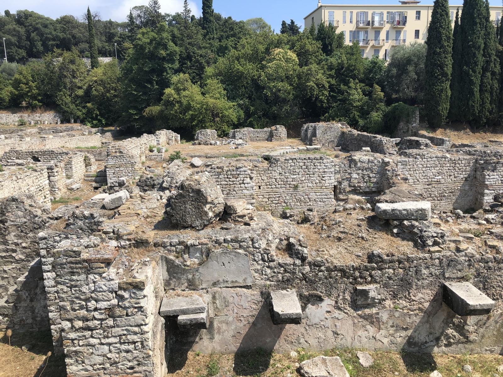 Visite de l'exposition « Entre monts et rivages. 10 ans d’archéologie à Nice et dans la Métropole »