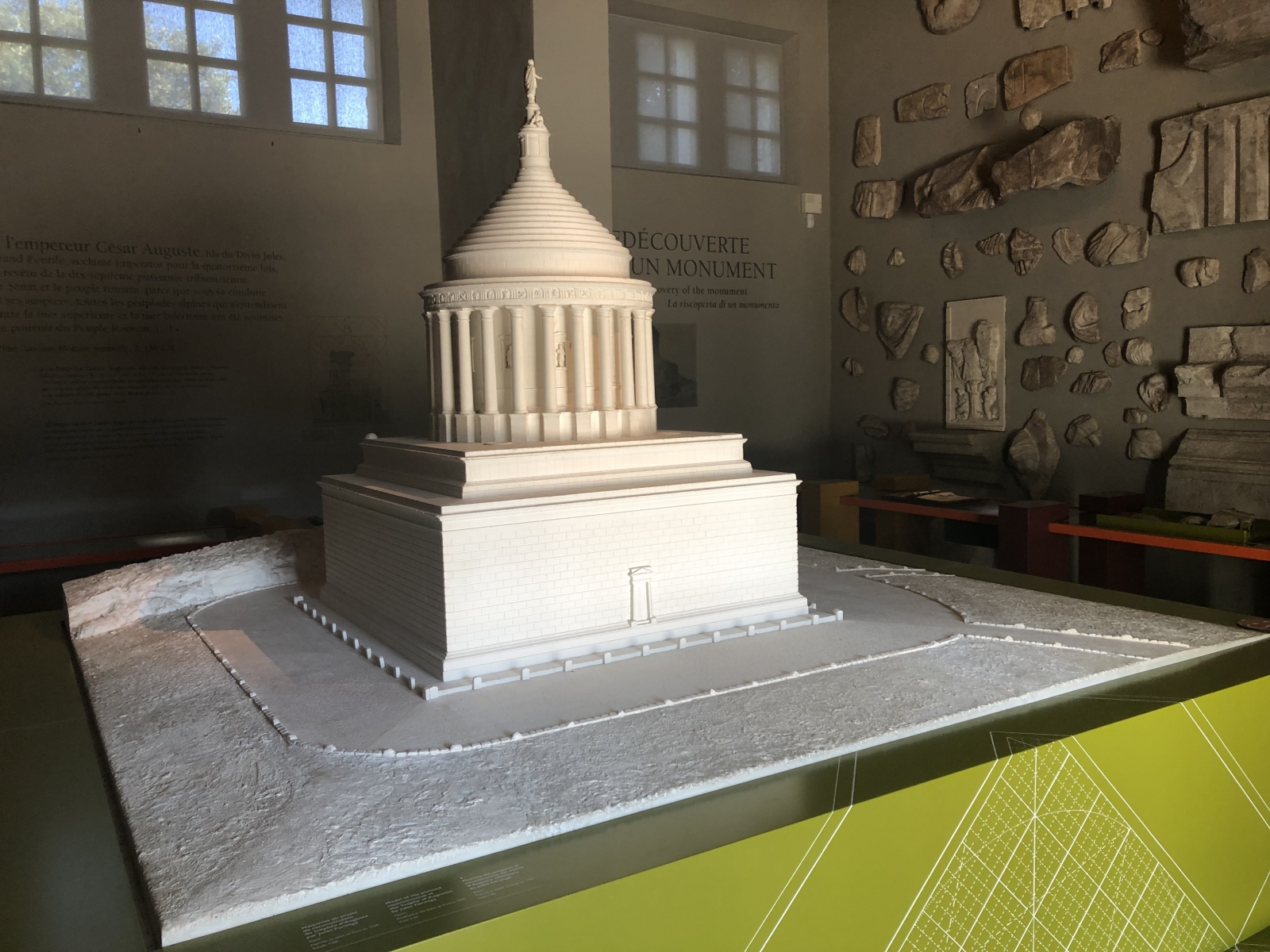 Visite du trophée d'Auguste