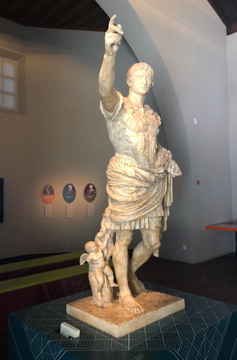 Visite du trophée d'Auguste