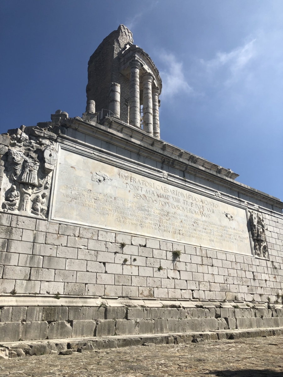Visite du trophée d'Auguste