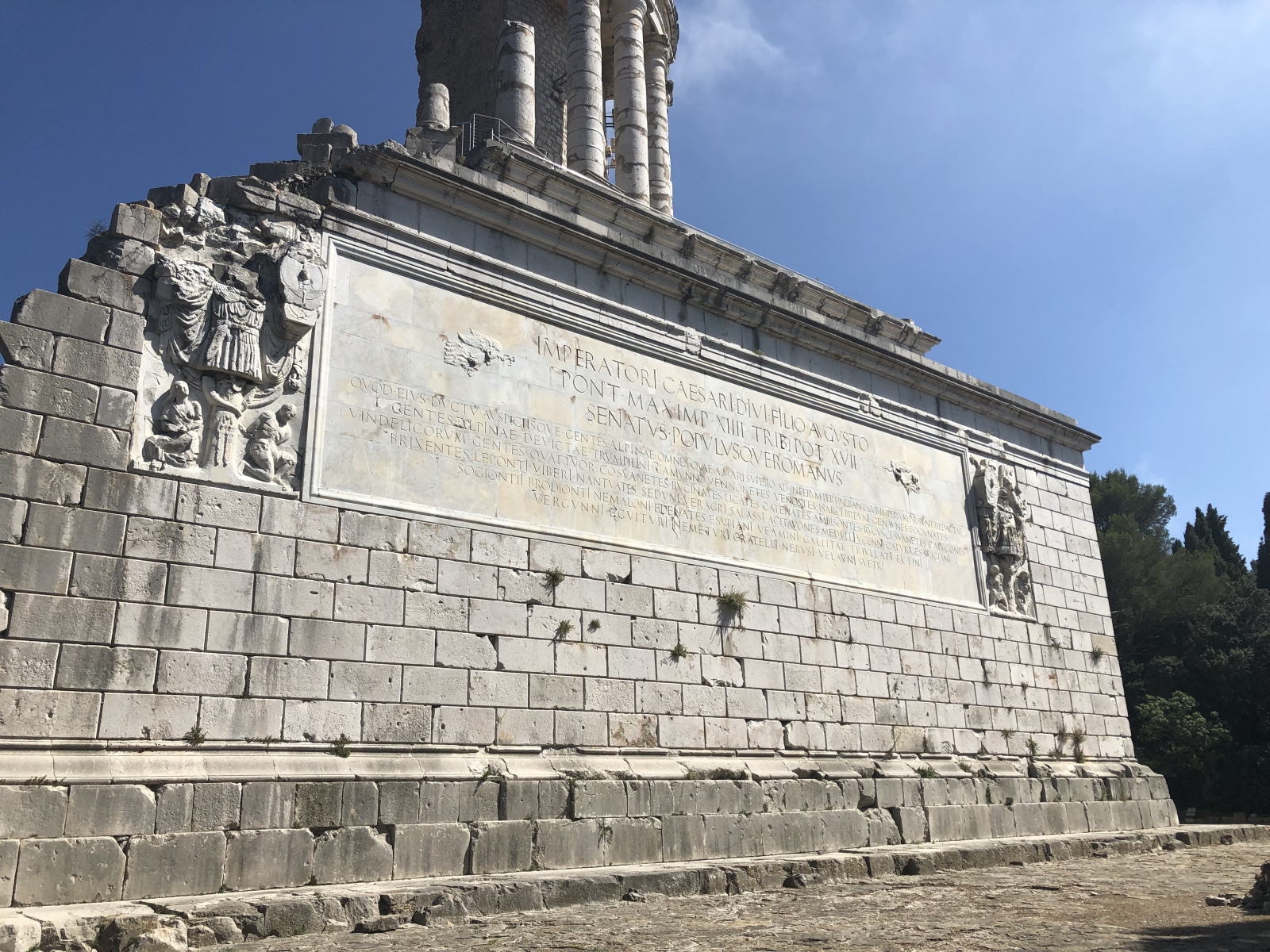 Visite du trophée d'Auguste