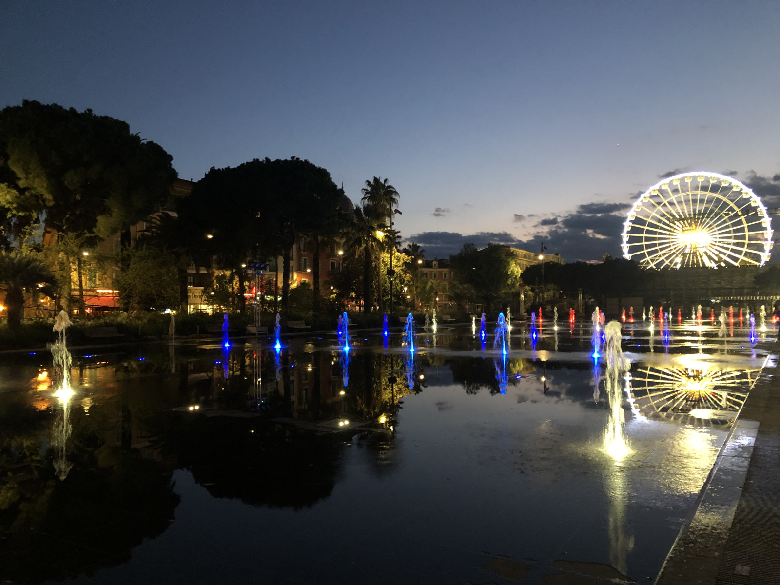 Nice, début de soirée , la « coulée verte » avec du rouge et du bleu
