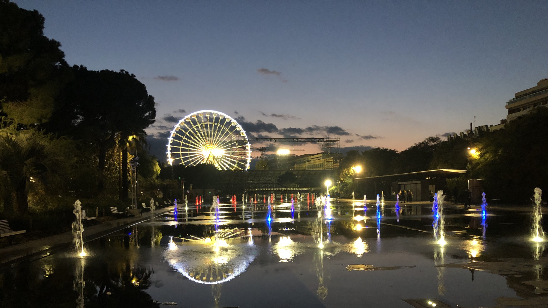 Nice, début de soirée , la « coulée verte » avec du rouge et du bleu