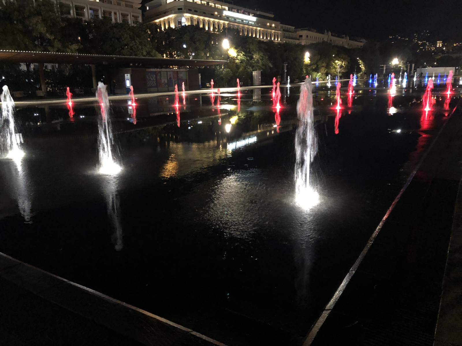 Nice, début de soirée , la « coulée verte » avec du rouge et du bleu