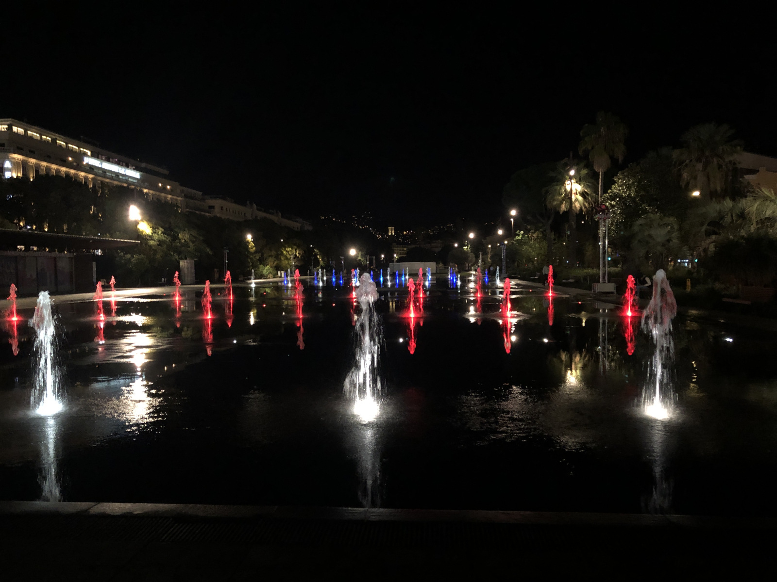 Nice, début de soirée , la « coulée verte » avec du rouge et du bleu