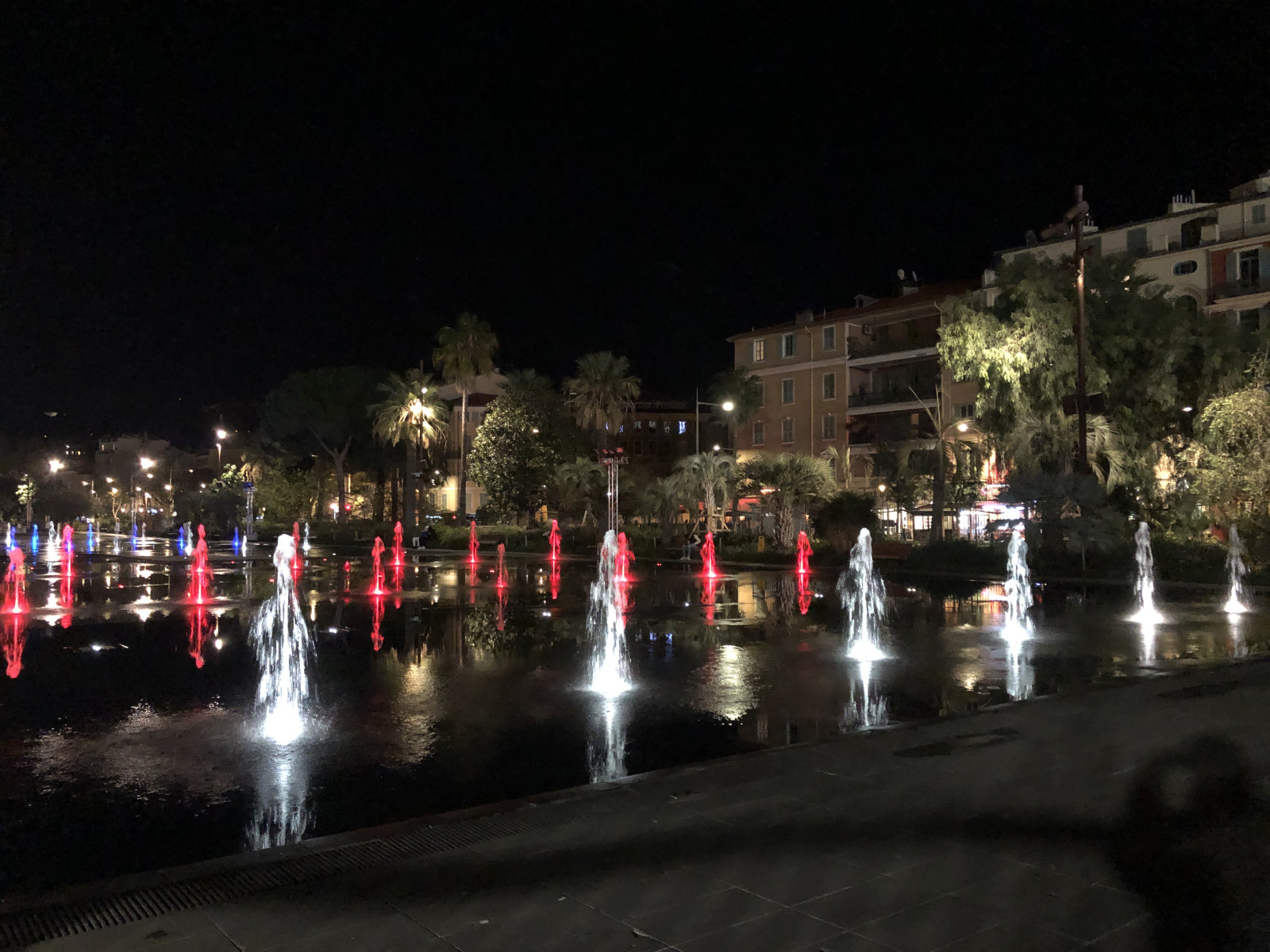 Nice, début de soirée , la « coulée verte » avec du rouge et du bleu
