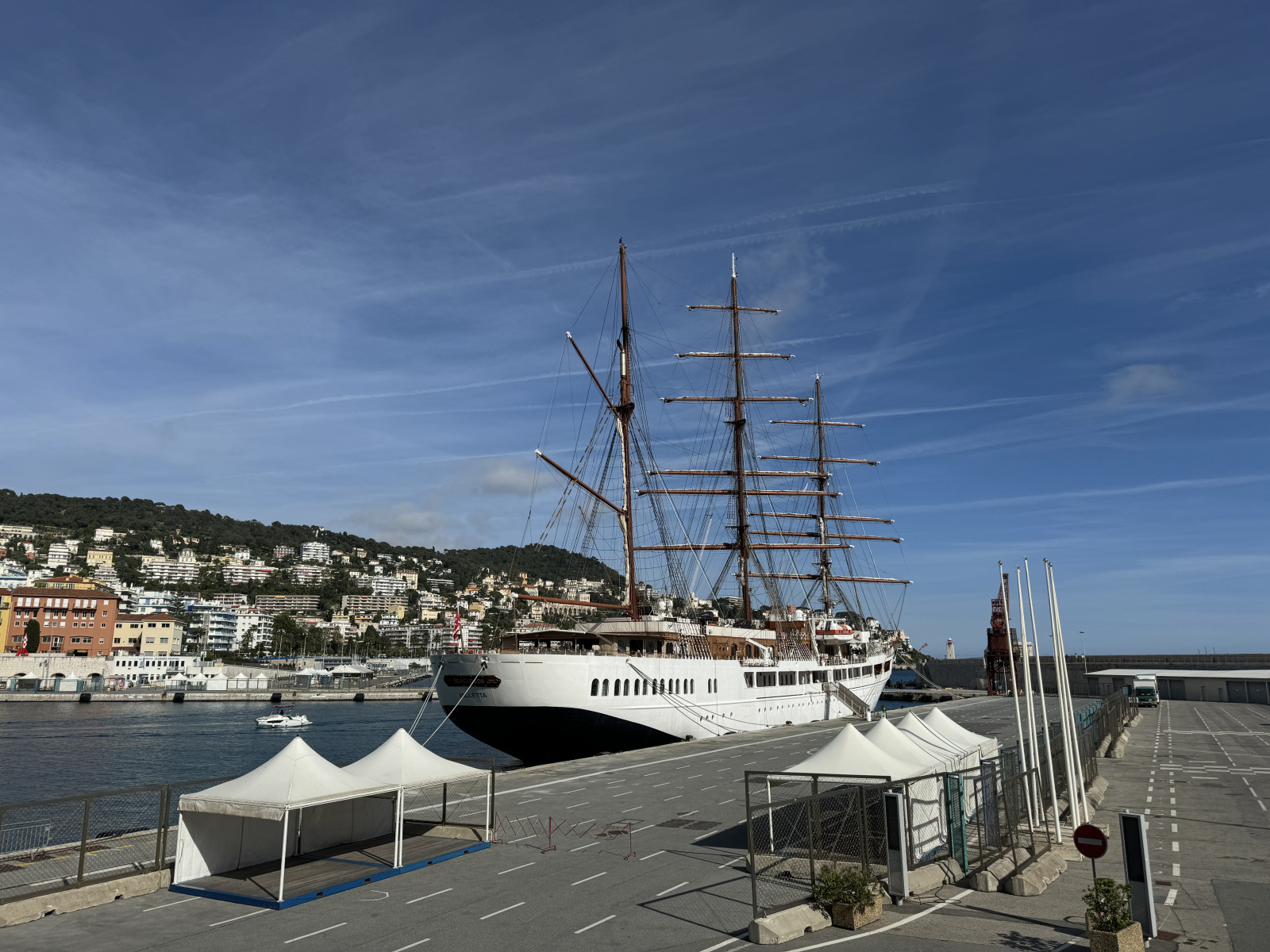 Le Sea Cloud 2 est en escale au port de Nice