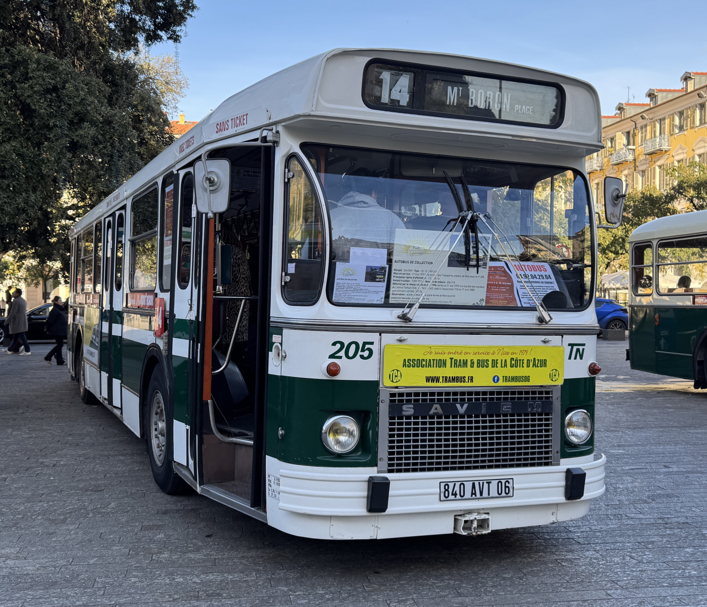 Exposition de quelques anciens bus niçois et quelques photographies sur la place Garibaldi.