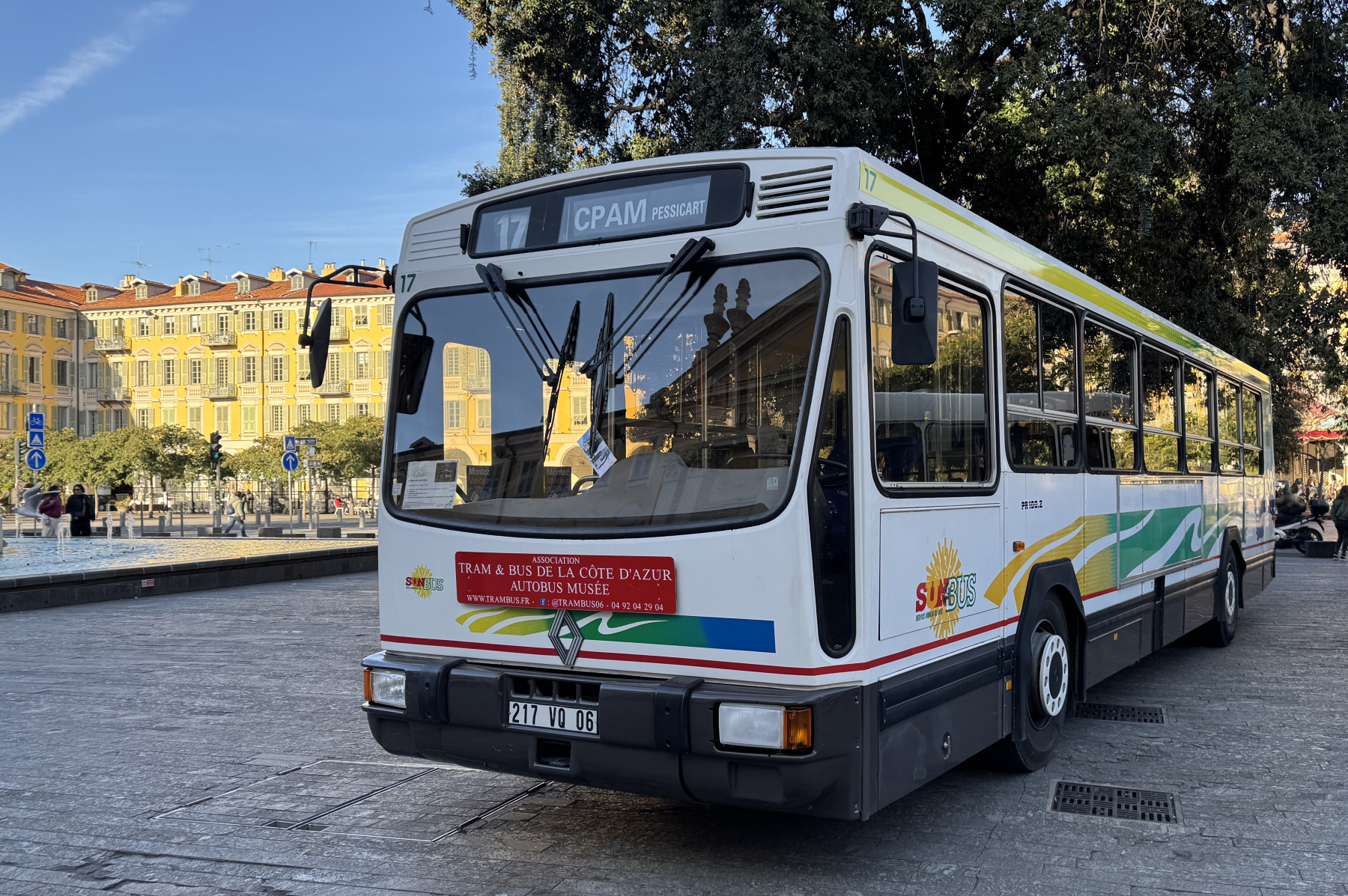 Exposition de quelques anciens bus niçois et quelques photographies sur la place Garibaldi.