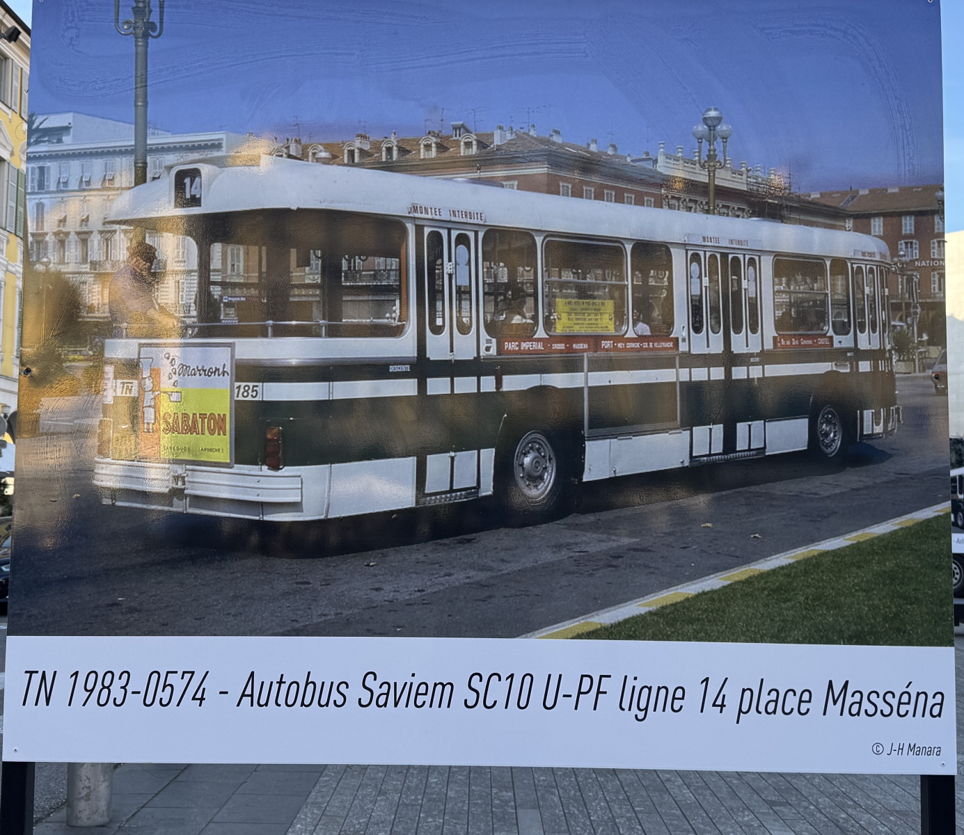 Exposition de quelques anciens bus niçois et quelques photographies sur la place Garibaldi.