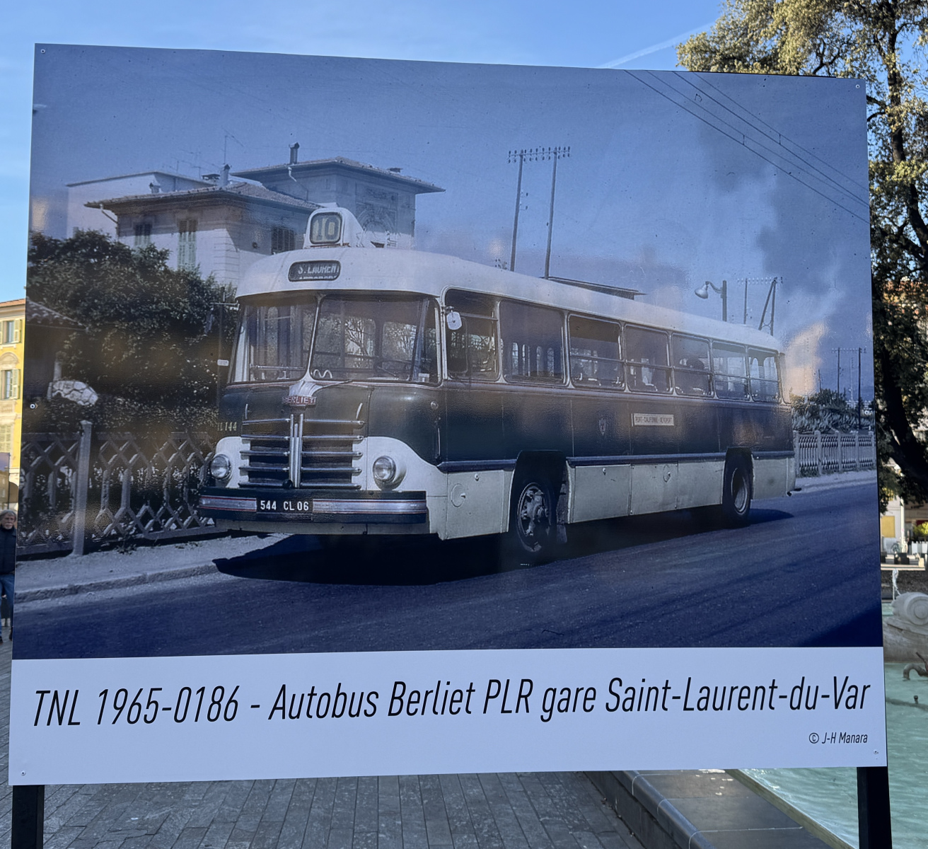 Exposition de quelques anciens bus niçois et quelques photographies sur la place Garibaldi.