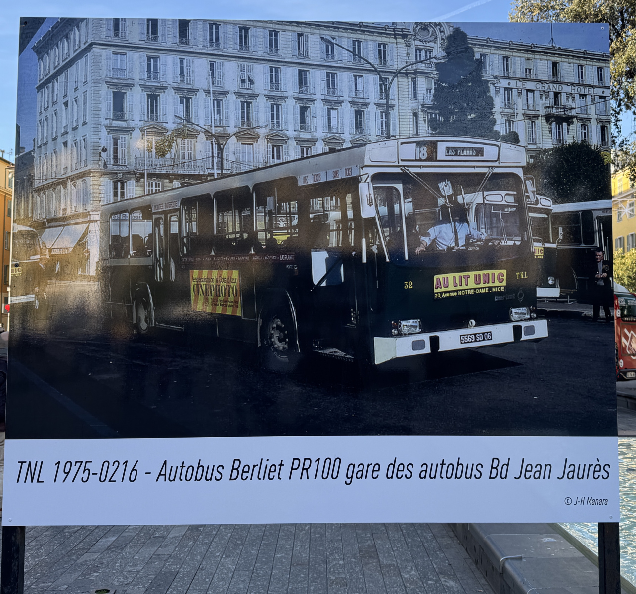Exposition de quelques anciens bus niçois et quelques photographies sur la place Garibaldi.