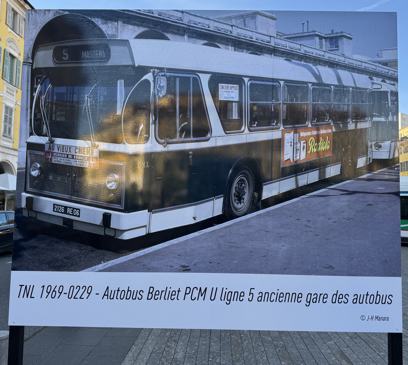 Exposition de quelques anciens bus niçois et quelques photographies sur la place Garibaldi.