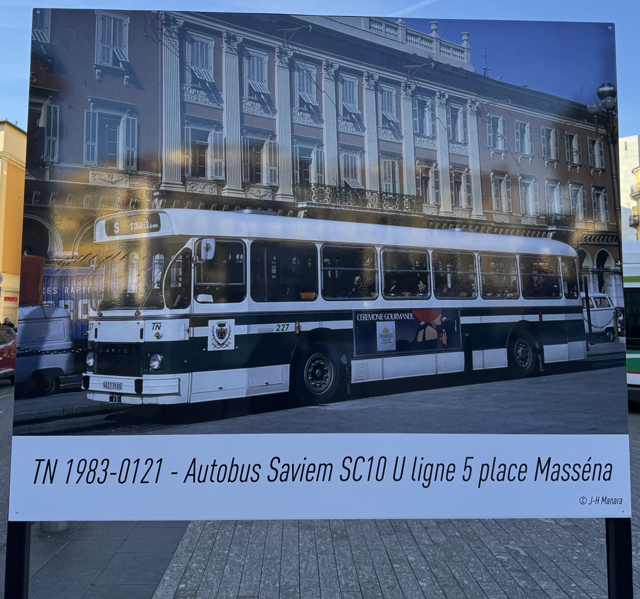 Exposition de quelques anciens bus niçois et quelques photographies sur la place Garibaldi.