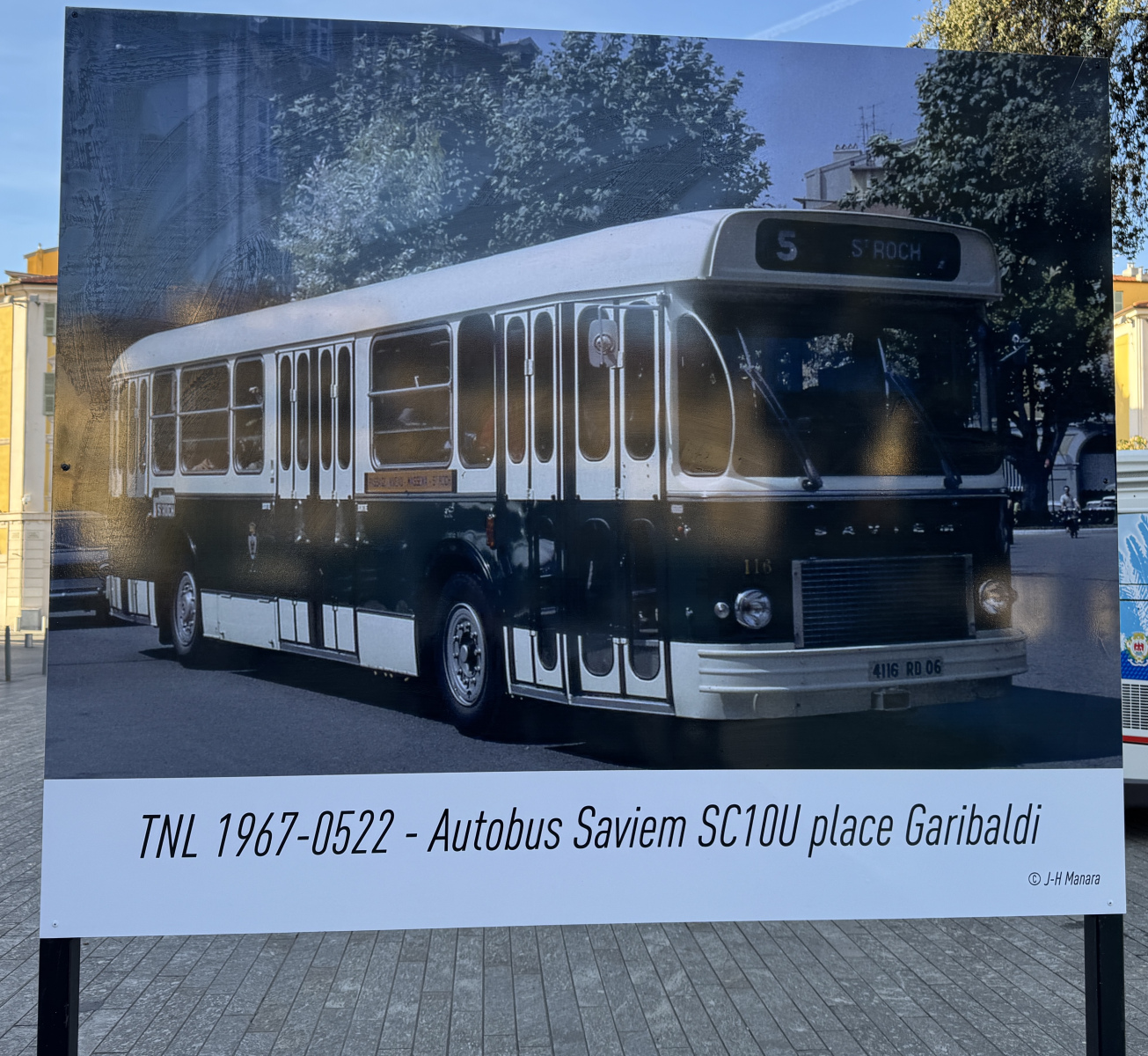 Exposition de quelques anciens bus niçois et quelques photographies sur la place Garibaldi.