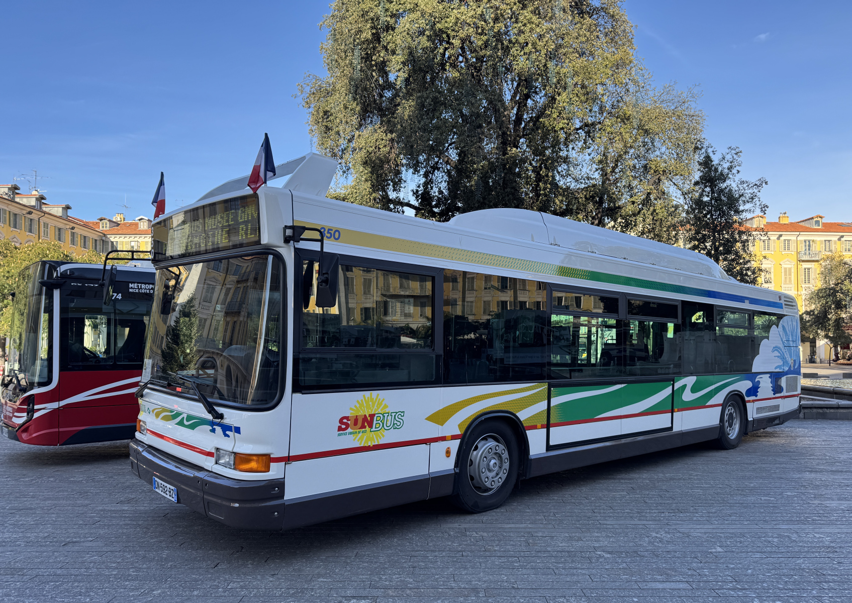 Exposition de quelques anciens bus niçois et quelques photographies sur la place Garibaldi.