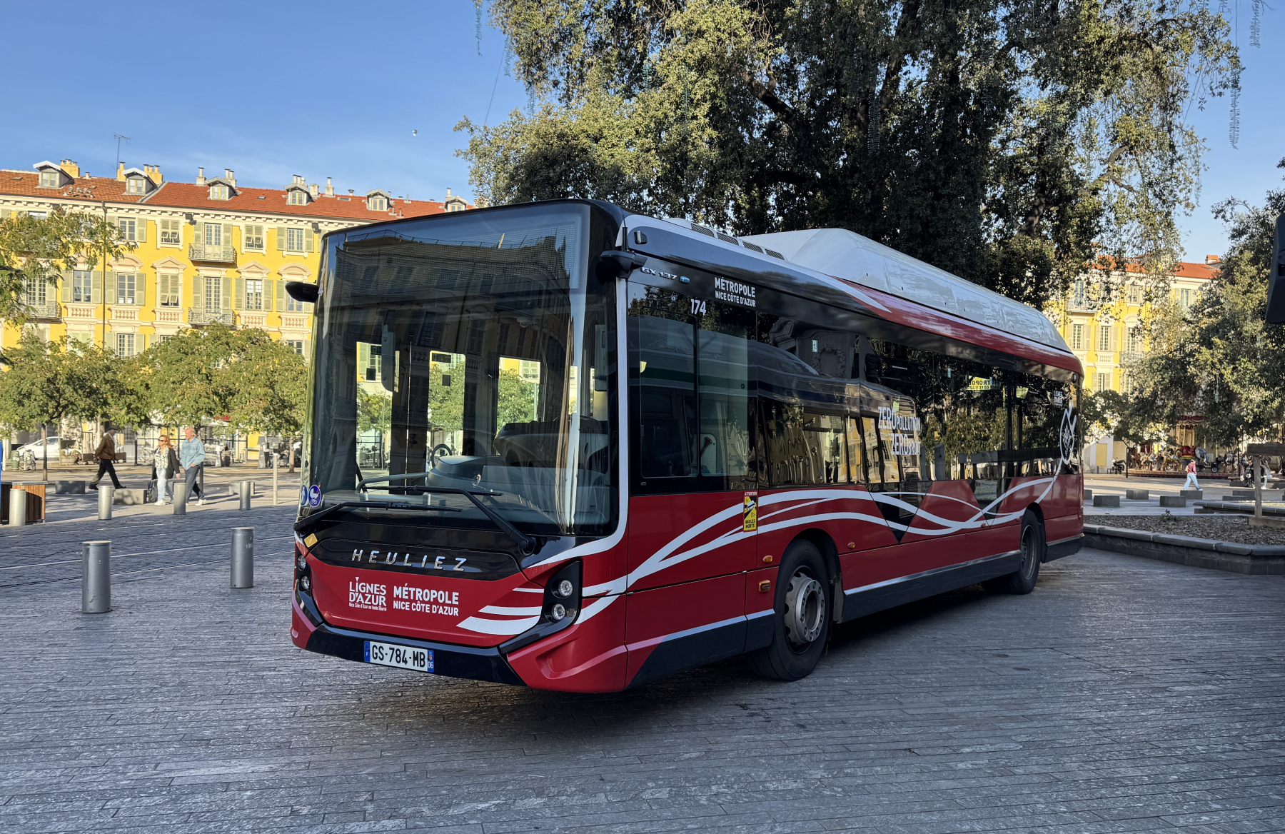 Exposition de quelques anciens bus niçois et quelques photographies sur la place Garibaldi.