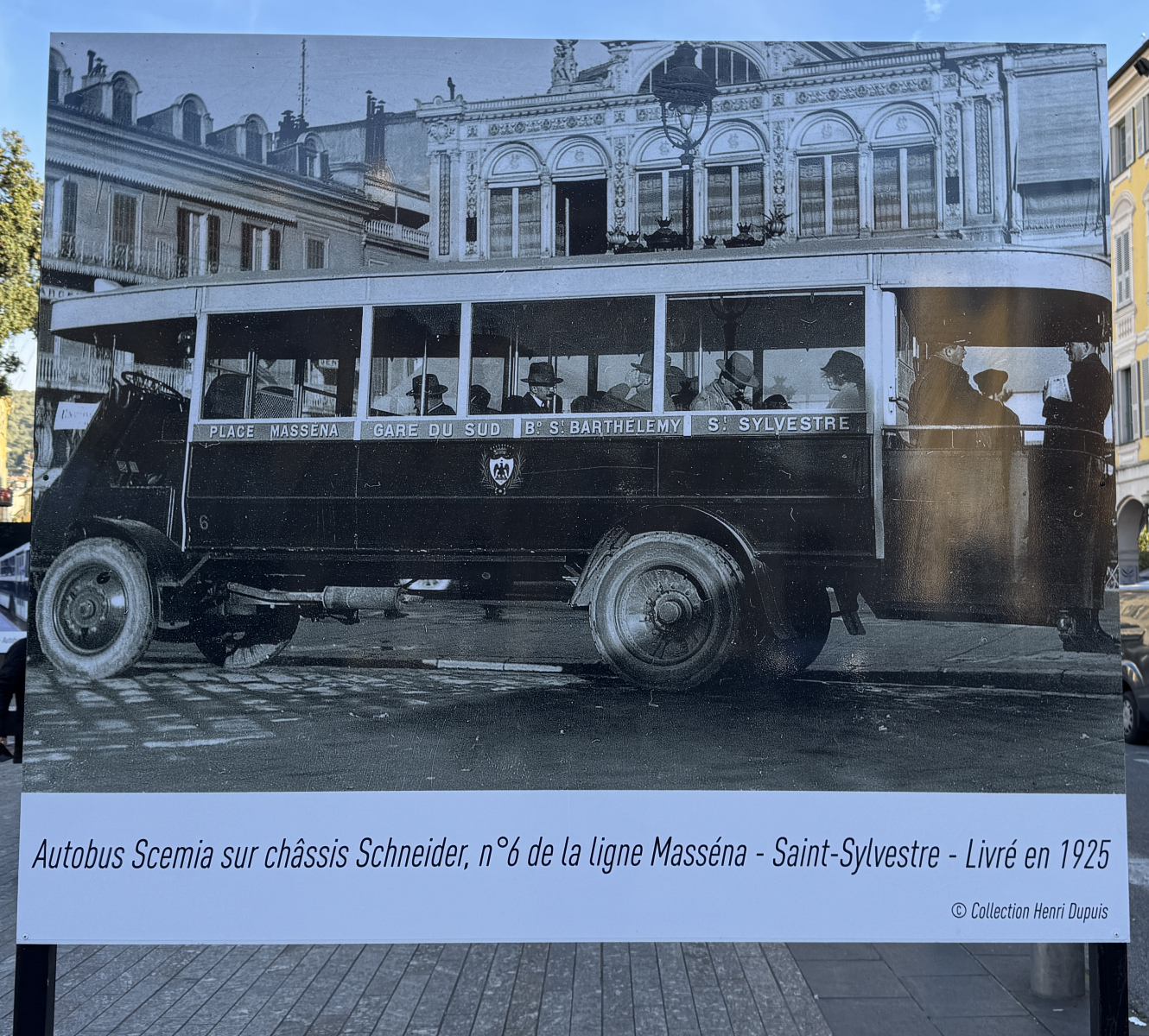 Exposition de quelques anciens bus niçois et quelques photographies sur la place Garibaldi.