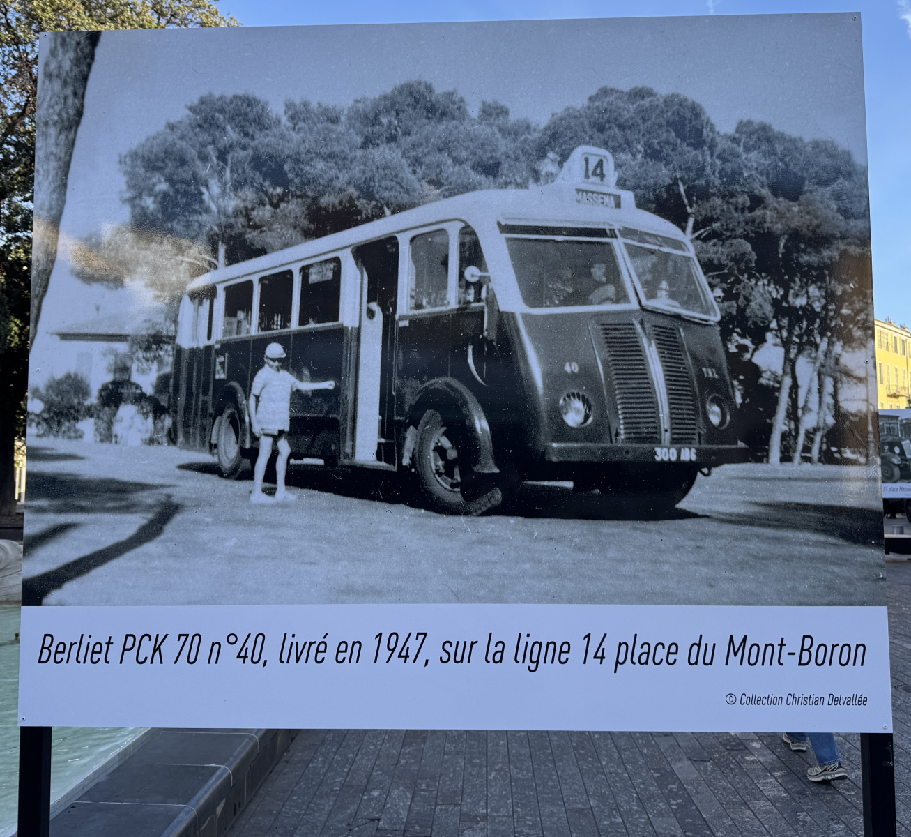 Exposition de quelques anciens bus niçois et quelques photographies sur la place Garibaldi.