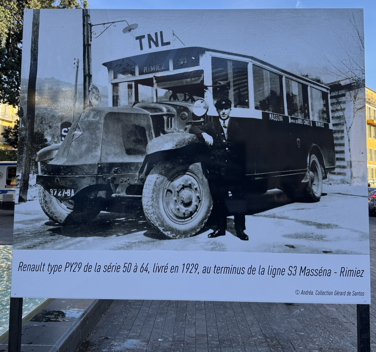Exposition de quelques anciens bus niçois et quelques photographies sur la place Garibaldi.
