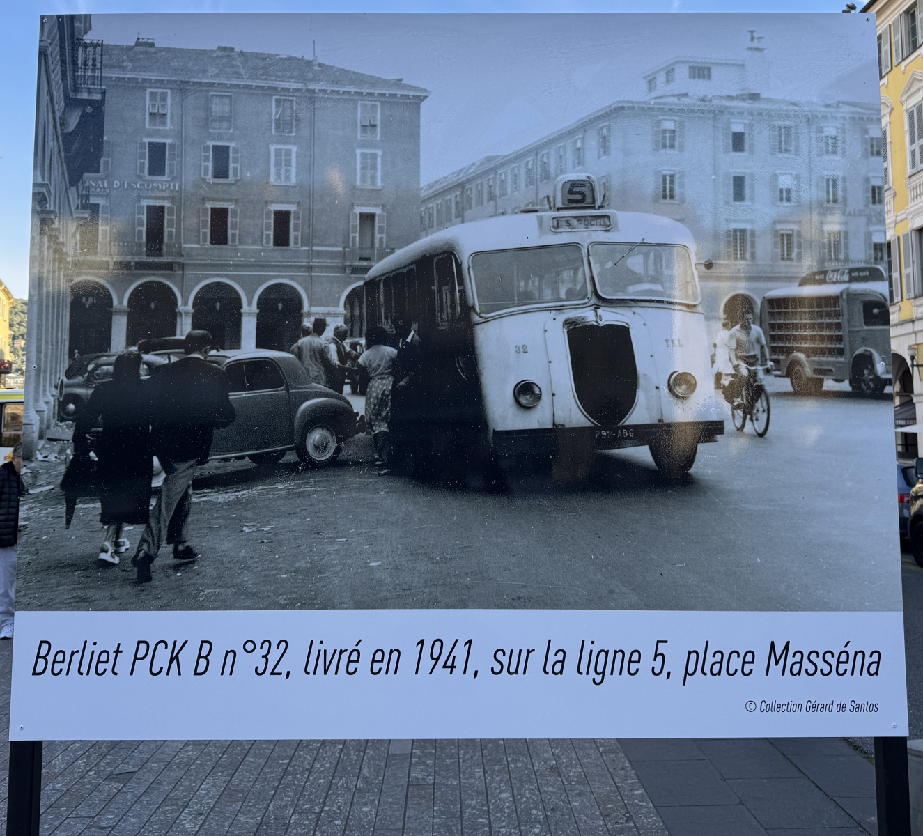 Exposition de quelques anciens bus niçois et quelques photographies sur la place Garibaldi.