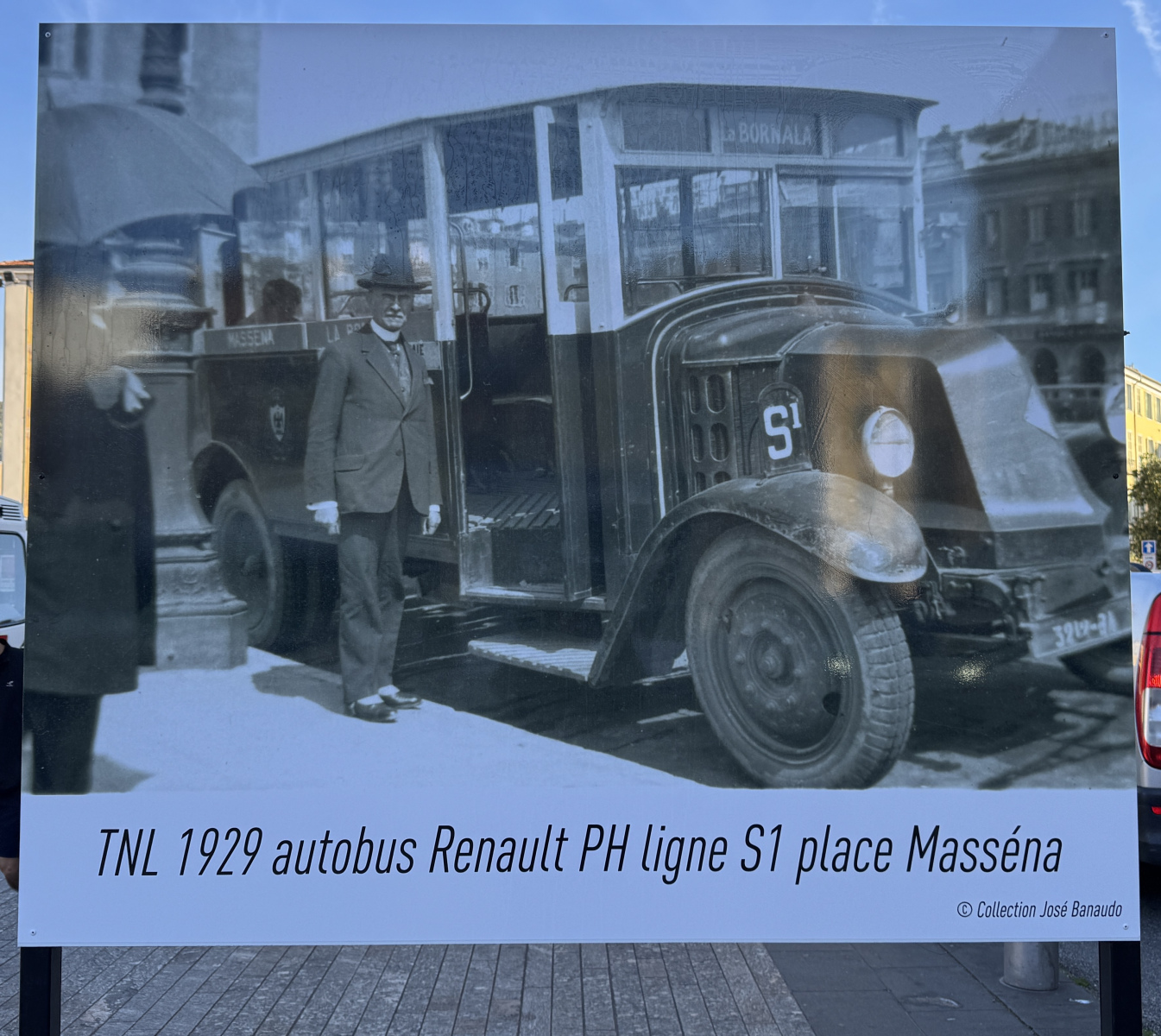 Exposition de quelques anciens bus niçois et quelques photographies sur la place Garibaldi.