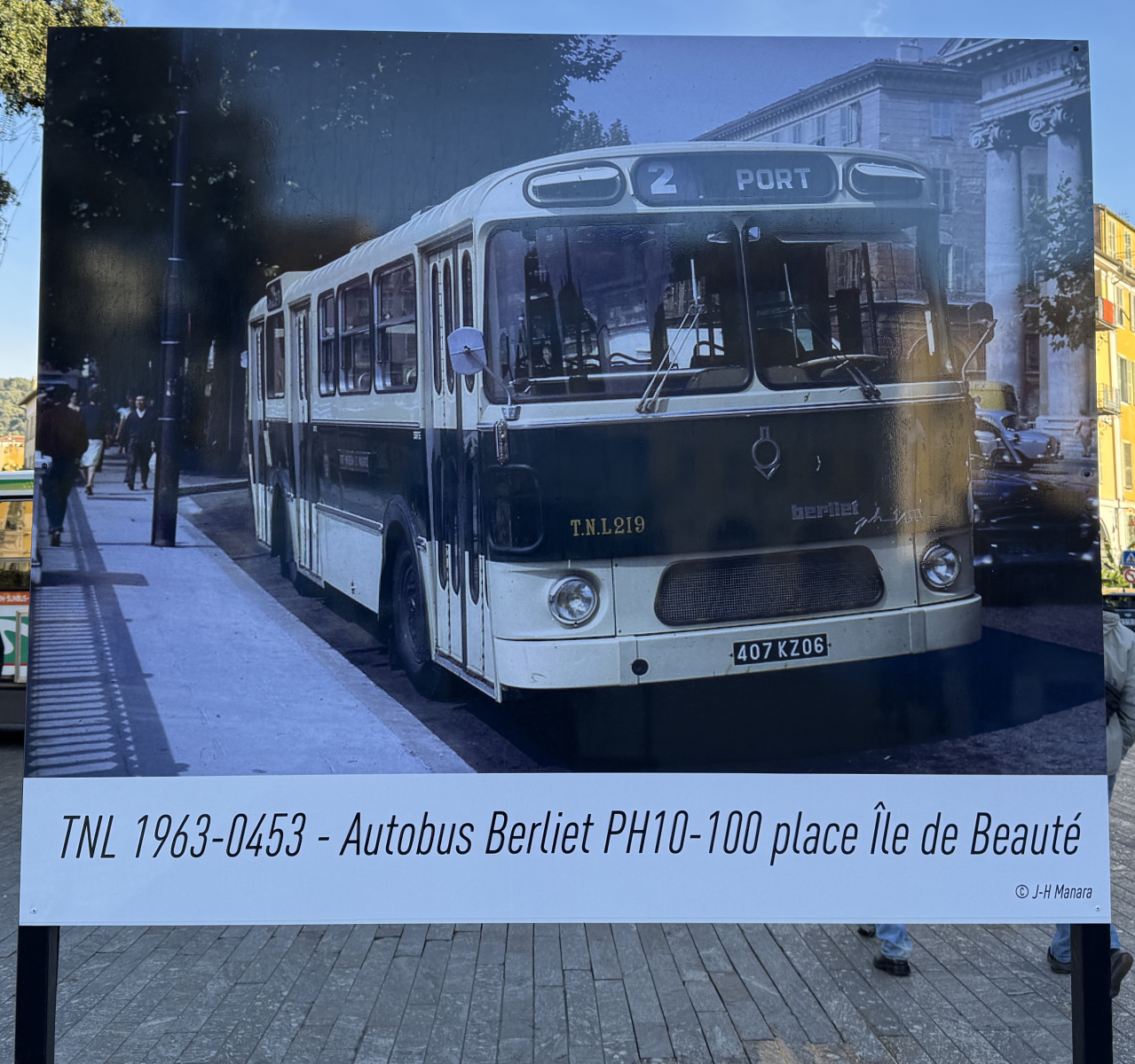 Exposition de quelques anciens bus niçois et quelques photographies sur la place Garibaldi.
