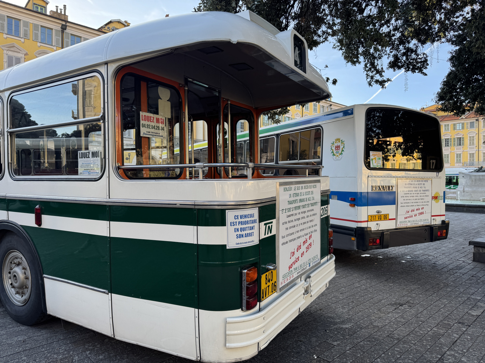 Exposition de quelques anciens bus niçois et quelques photographies sur la place Garibaldi.