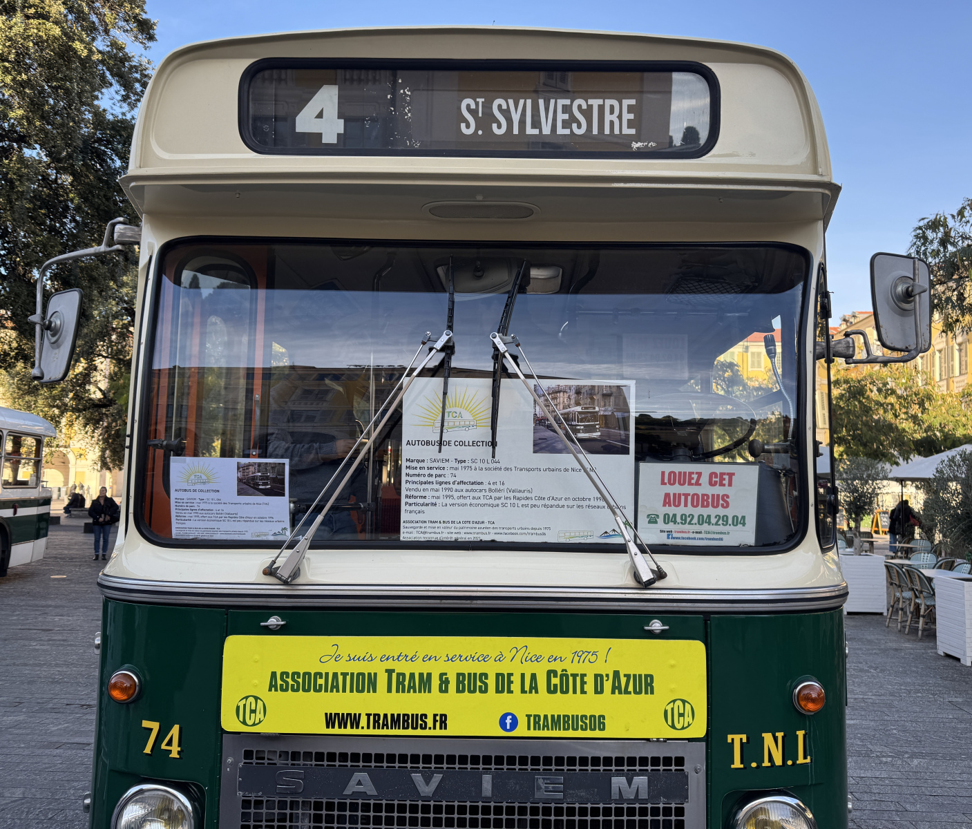 Exposition de quelques anciens bus niçois et quelques photographies sur la place Garibaldi.